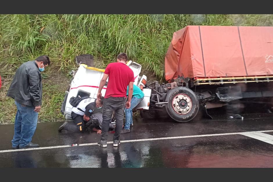 Dos trailers impactaron en la Autopista Palín - Escuintla. (Foto: Wilder López/Soy502)