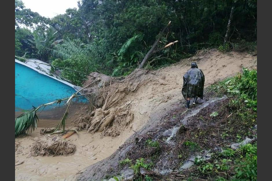 Más de 15 viviendas quedaron soterradas en un derrumbe en el caserío Quejá, de San Cristóbal Verapaz. (Foto: Conred)