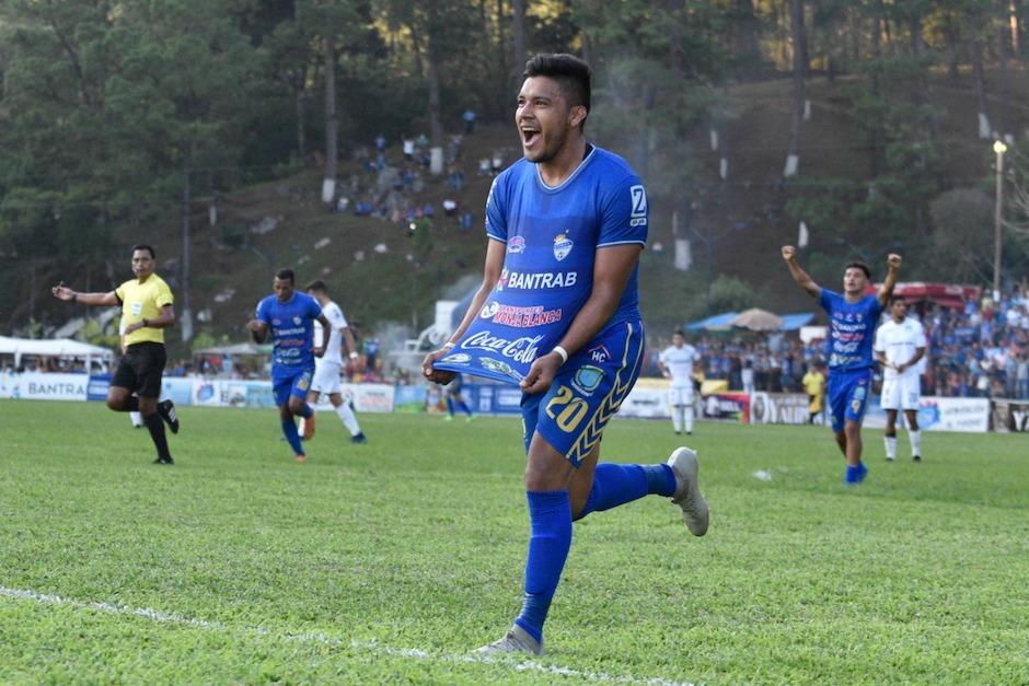 Los hermano Guay ayudaron a los damnificados por la depresión ETA en Cobán. (Foto: Nuestro Diario)&nbsp;