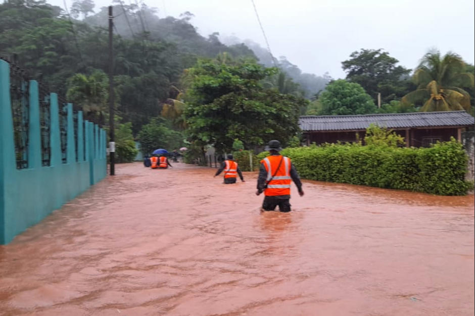Varias personas quedaron atrapadas por las crecidas repentinas de los ríos consecuencia de la depresión tropical Eta. (Foto: Ministerio de la Defensa)