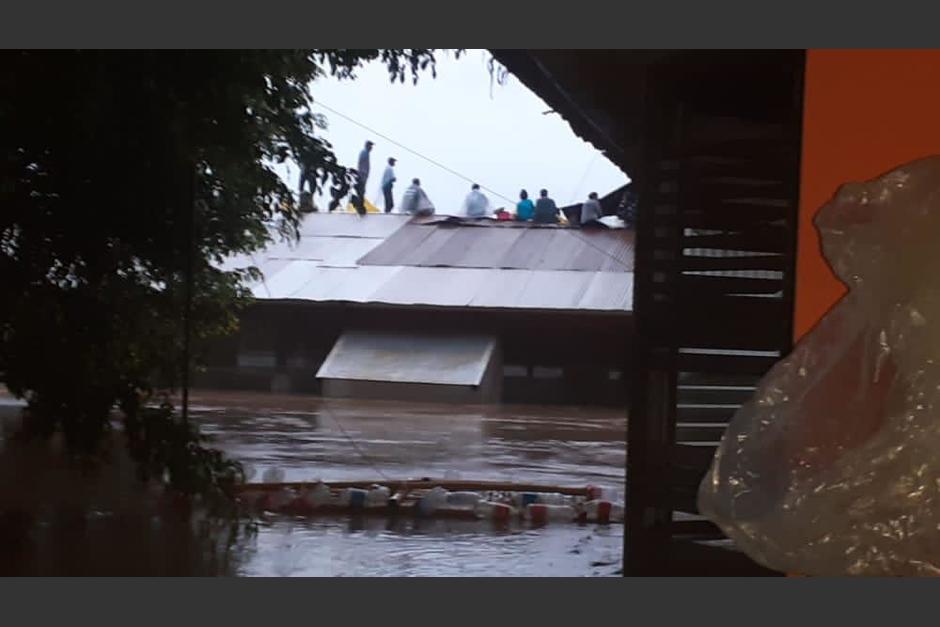 El Gobierno empezó la entrega de ayuda y rescate de las personas afectadas por la depresión tropical Eta. (Foto: Ejército)