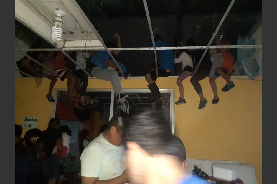 Numerosas personas, entre ellos varios niños, se subieron a los techos para escapar de las inundaciones y no han recibido ayuda. (Foto: Ejército)