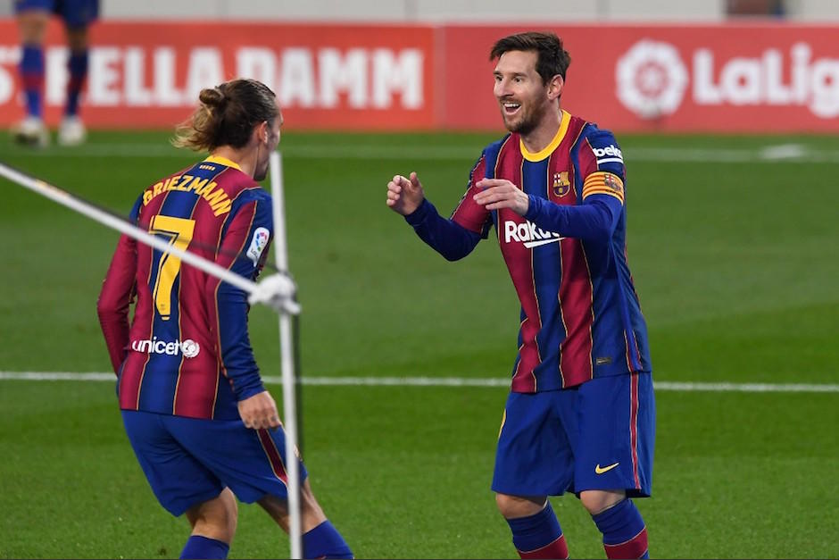 Messi y Griezmann celebran el segundo gol ante el Betis. (Foto: AFP)