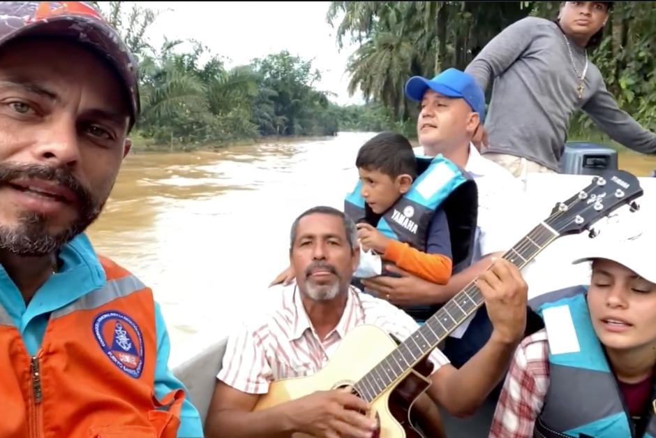 Este grupo de personas comparte un canto mientras son rescatados. (Foto: captura de pantalla)&nbsp;