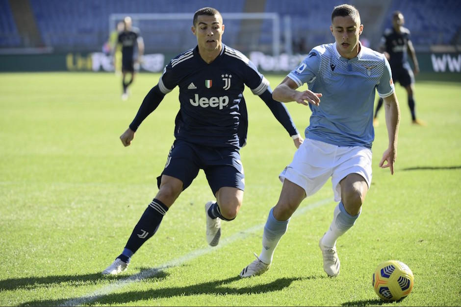 Cristiano Ronaldo pelea el balón con Adam Marusic. (Foto: AFP)