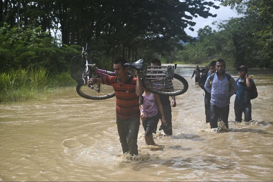 Decenas de familias tuvieron que abandonar sus comunidades debido a las inundaciones o deslaves en las zonas afectadas por Eta. (Foto: Johan Ordóñez/AFP)
