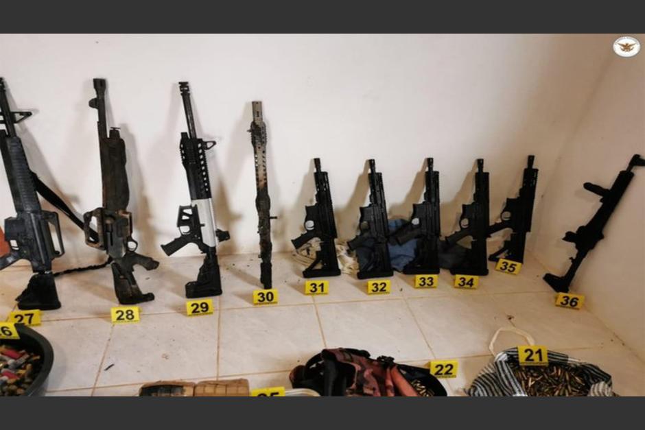 Autoridades mexicanas localizaron una gran cantidad de armamento en un sede del Cartel de Sinaloa donde guardaban droga proveniente de Guatemala. (Foto: Guardia Nacional México)