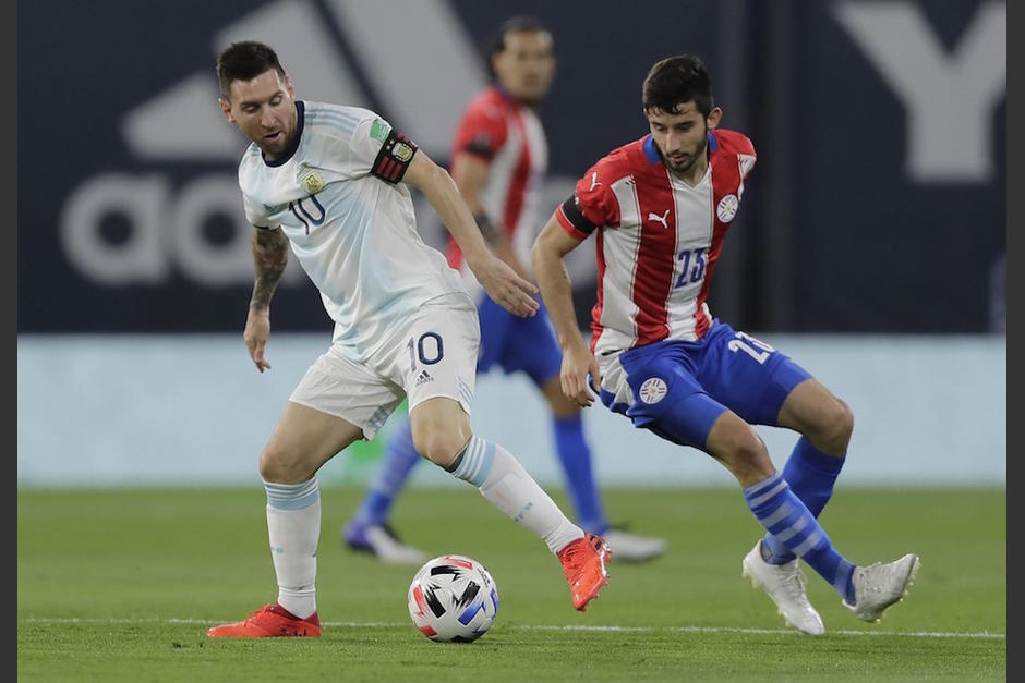 Un gol anulado de Messi ante Paraguay. (Foto: AFP)