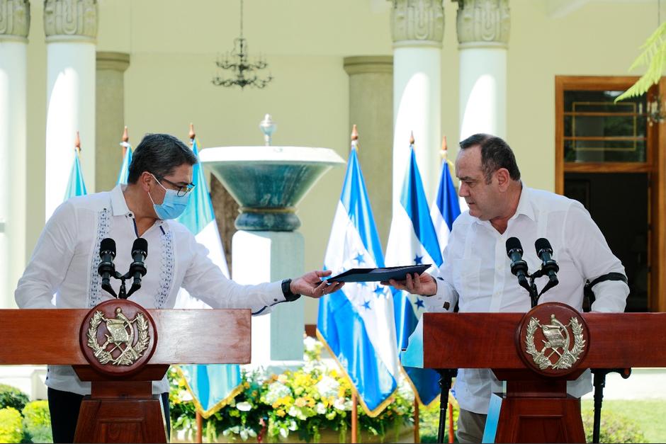 El presidente Alejandro Giammattei entrega propuesta de reforma al Parlacen a su homólogo hondureño, Juan Orlando Hernández. (Foto: Presidencia)