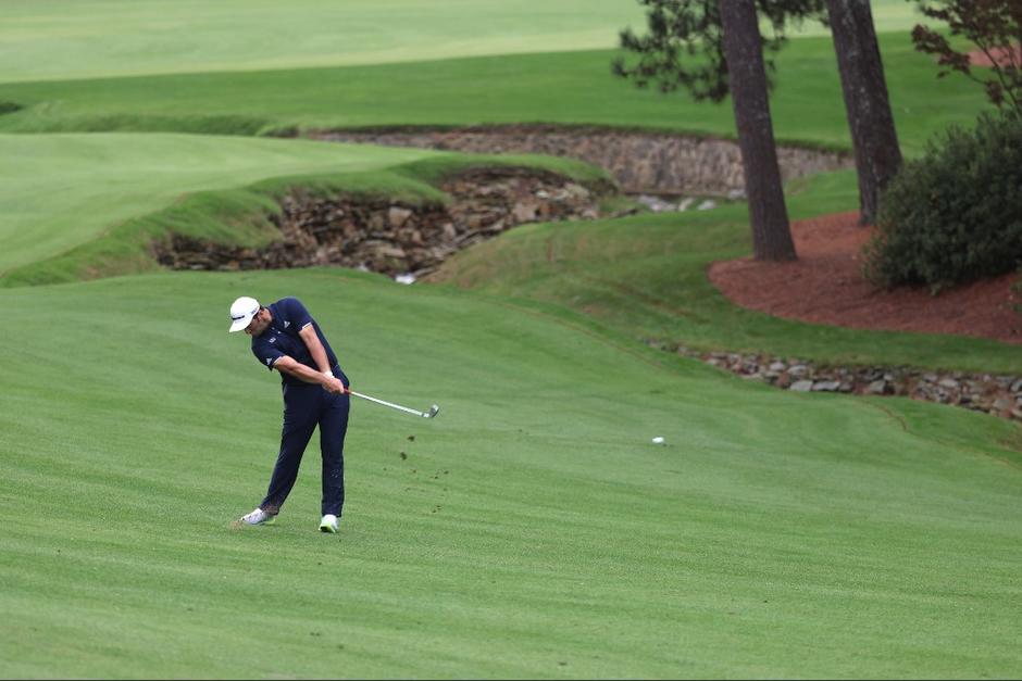 Jon Rahm sorprendió a los pocos presentes durante la práctica con un tiro considerado como uno de los mejores en el golf. (Foto: AFP)