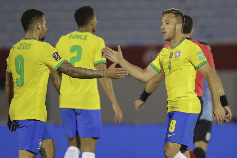 Arthur abrió el marcador en la visita de Brasil a Uruguay. (Foto: AFP)