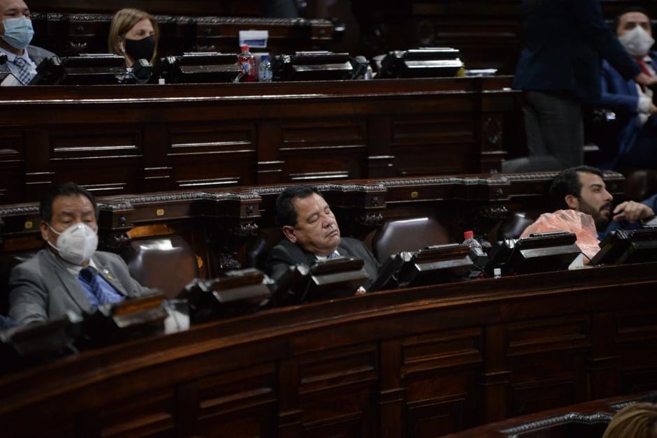 El diputado Mario Azurdia fue uno de los que se quedó dormido durante la plenaria. (Foto: Wilder López/Soy502)