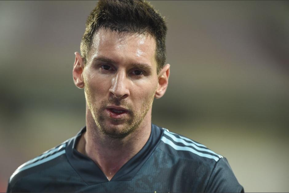 Lionel Messi estaba molesto tras llegar al aeropuerto y ser abordado por elementos de Hacienda. (Foto: AFP)