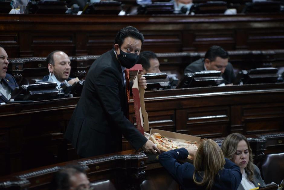 Pizza, baguetes y hasta diputados dormidos, así se aprobó el Presupuesto General para el próximo año. (Foto: Wilder López/Soy502)