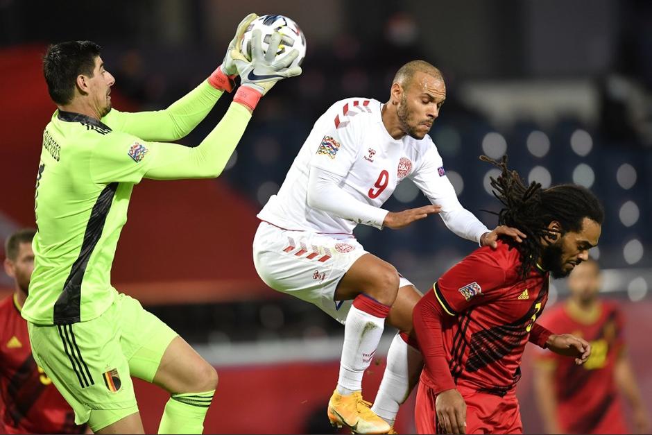 El portero de la selección belga y del Real Madrid es señalado tras un error que permitió a Dinamarca descontar en el marcador. (Foto: AFP)