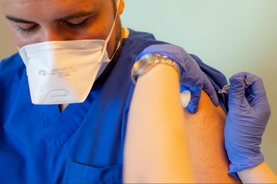 Los ensayos avanzan a pasos agigantados para el mundo que urge de una vacuna contra el Covid-19. (Foto: AFP)&nbsp;