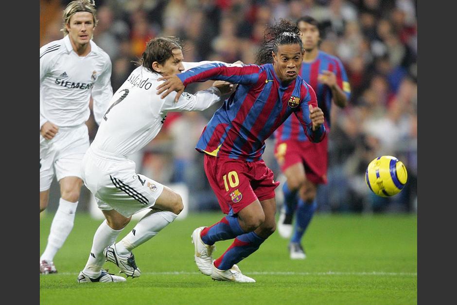 Ronaldinho devolvió la sonrisa a los aficionados del Barcelona, al punto que fue reconocido por los seguidores del Real Madrid, la noche del 19 de noviembre de 2005. (Foto: Archivo/AFP)