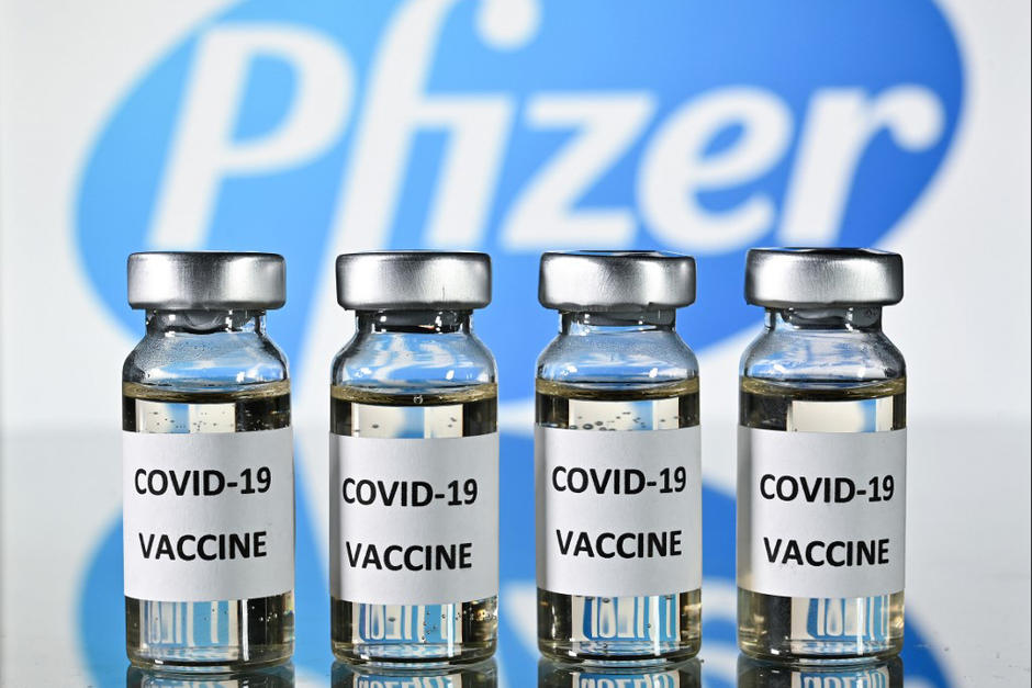 La alianza entre Pfizer y BioNTech pedirá a la FDA de Estados Unidos la autorización para comenzar la venta de las vacunas. (Foto: AFP)