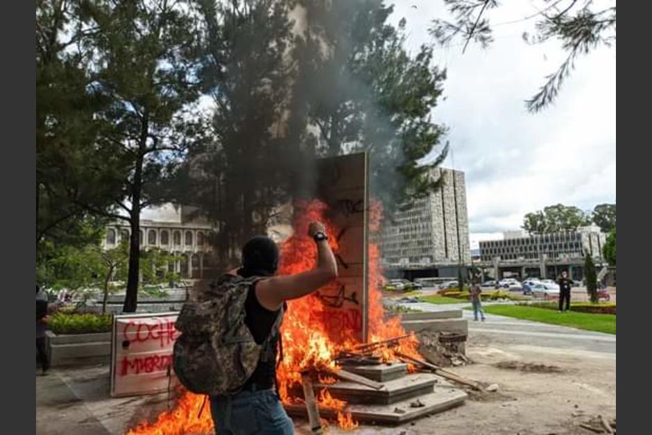Un grupo de personas prendió fuego al monumento al exalcalde capitalino, Álvaro Arzú. (Foto: Twitter @crfger)
