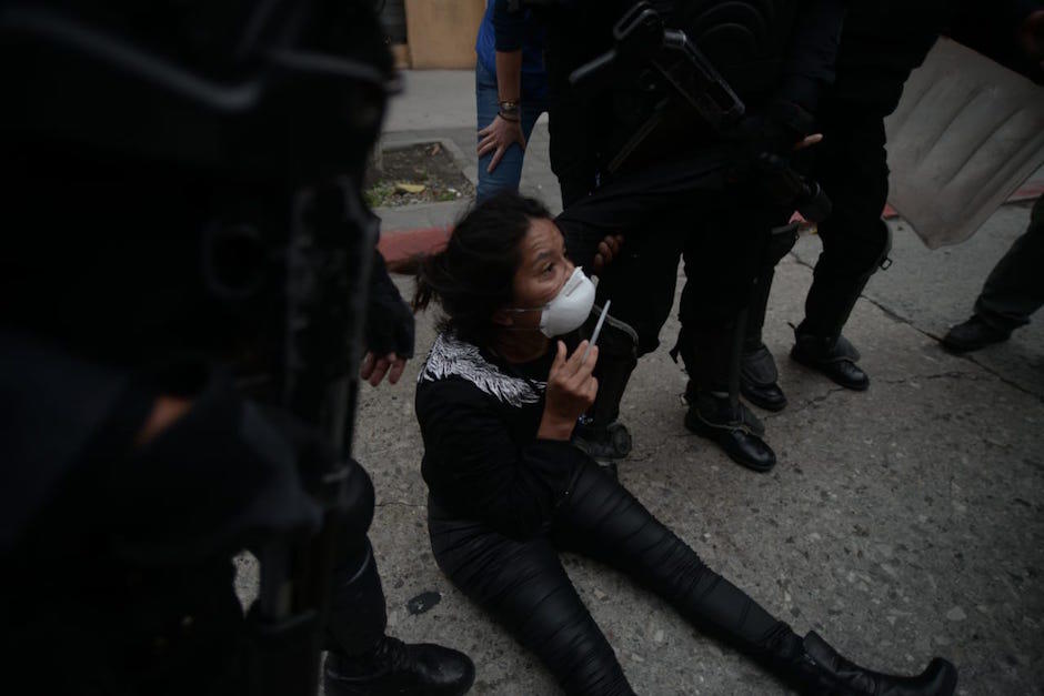Autoridades retuvieron a una de las manifestantes durante las protestas. (Foto: Wilder López/Soy502)