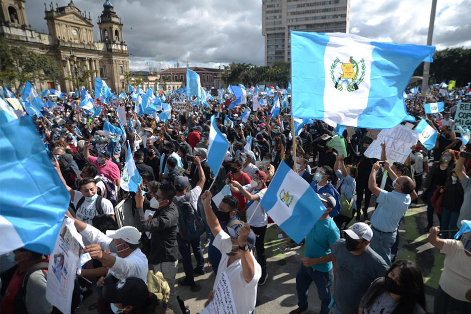 Cientos de guatemaltecos protestan en la Plaza de la Constitución (Fotografía: Wilderd López / Soy502)