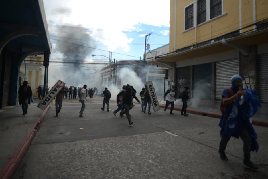Las protestas derivaron en violencia en los alrededores del Congreso. (Fotografía: Wilder López/Soy502)