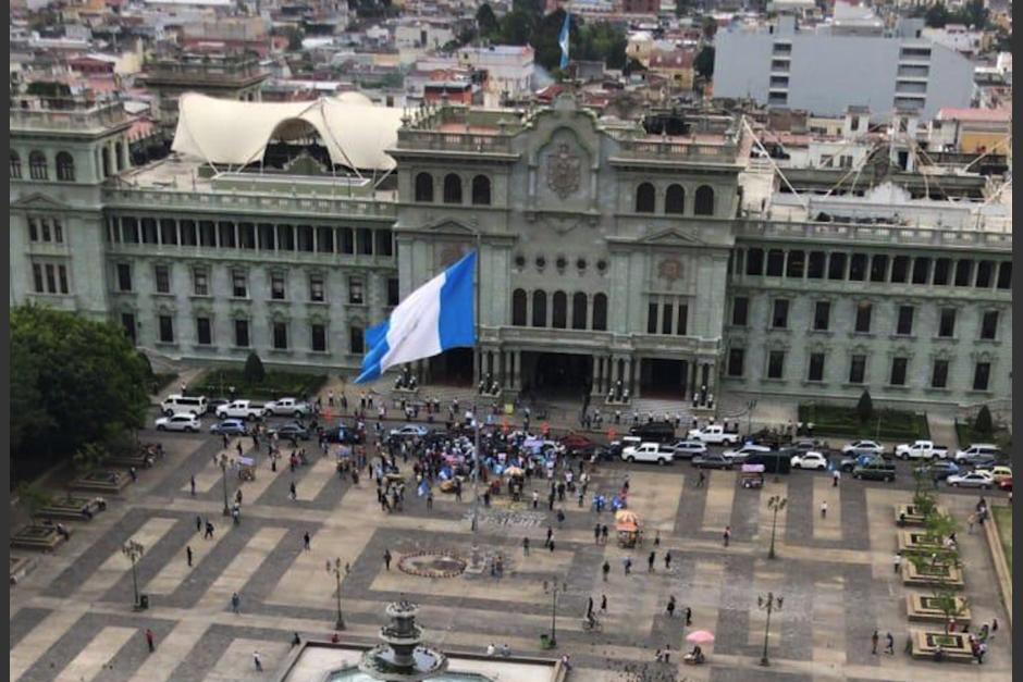 Comienzan a concentrarse personas frente al Palacio Nacional de la Cultura. (Foto: José Antonio Castro)