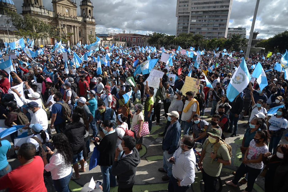 La PNC lanzó bombas lacrimógenas a los manifestantes que estaban en la Plaza de la Constitución (Fotografía: Wilderd López)