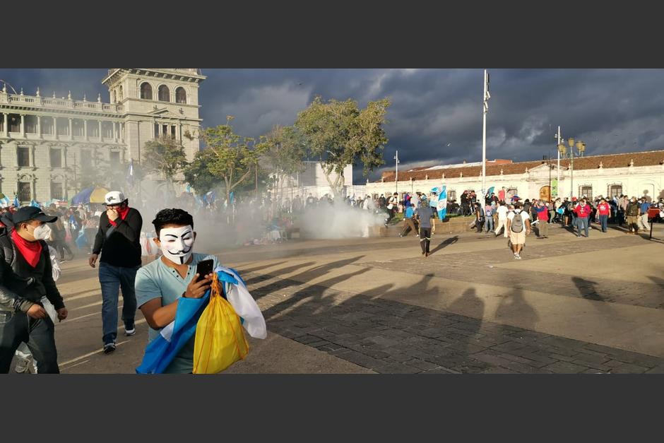 Las personas en la plaza denunciaron que la PNC llegó para lanzar gas pimienta y bombas lacrimógenas. (Foto: Cortesía)
