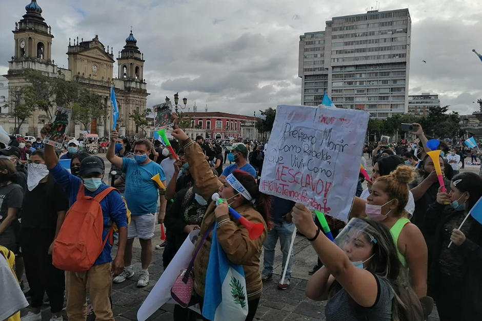 Los guatemaltecos protestan por segundo día consecutivo contra Alejandro Giammattei y la aprobación del Presupuesto 2021. (Fotografía: Gustavo Méndez / Soy502)
