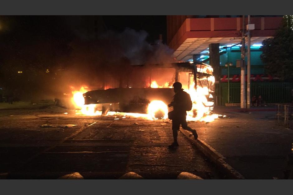 El bus había sido quemado parcialmente durante la tarde, pero los manifestantes violentos lograron incendiarlo por completo. (Foto: Wilder López/Soy502)