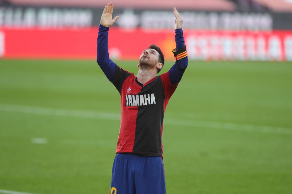 El homenaje de Messi a Maradona con la camisola del Newells