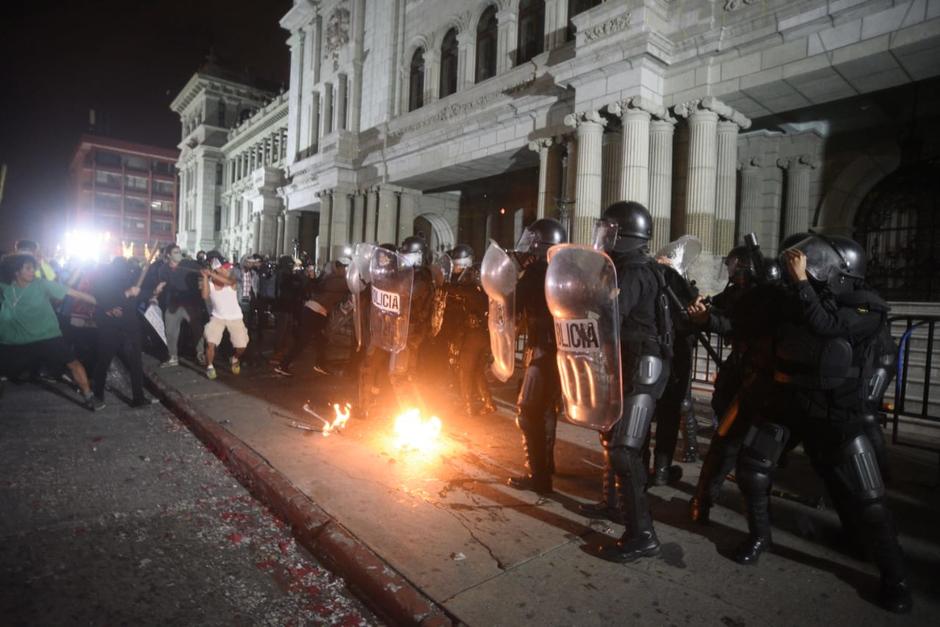 La protesta se desarrollaba de forma pacífica hasta que un grupo inició con las acciones violentas. (Foto: Wilder López/Soy502)