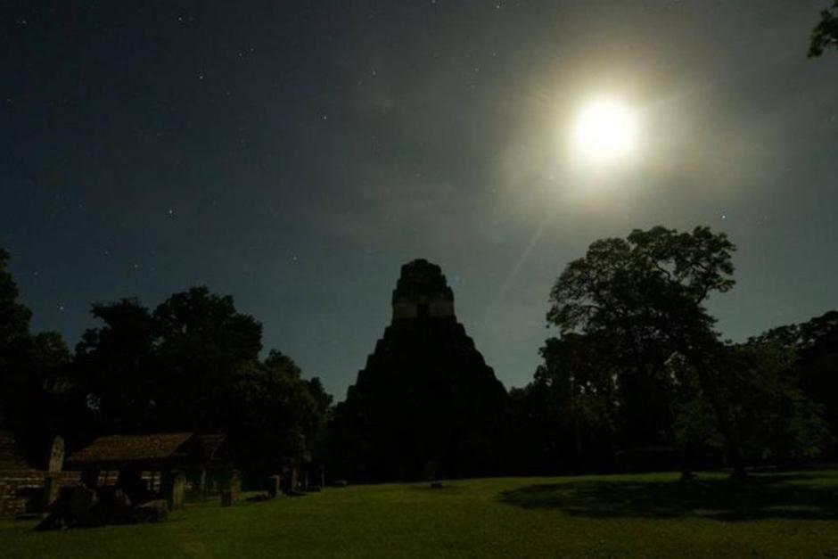 Así de imponente se posó la luna llena en el Parque Nacional Tikal. (Foto: Ricardo Obando/Parque Nacional Tikal)