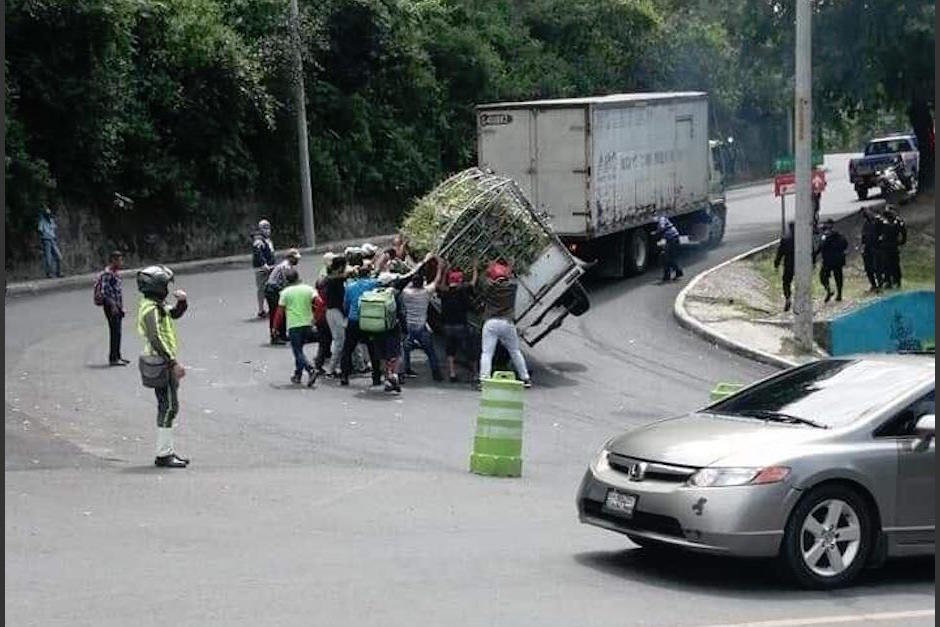 Varias personas intentaron darle vuelta al camión, pero el intento fue en vano. (Foto: Twitter)