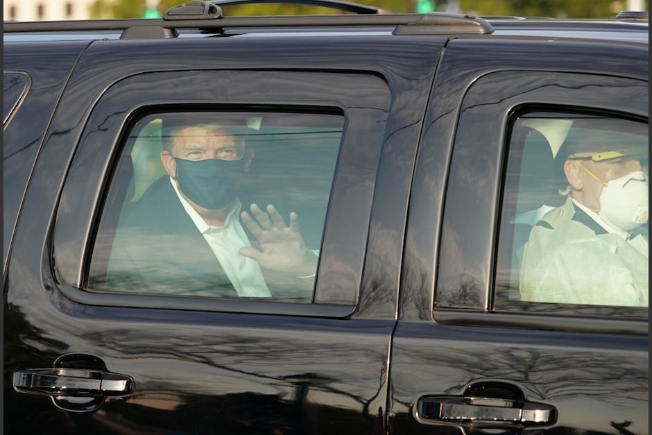 El presidente Donald Trump salió a saludar a sus simpatizantes. (Foto: AFP)