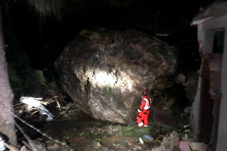 Vista de una roca de gran tamaño que cayó en San Marcos La Laguna. (Foto: Bomberos Voluntarios)&nbsp;
