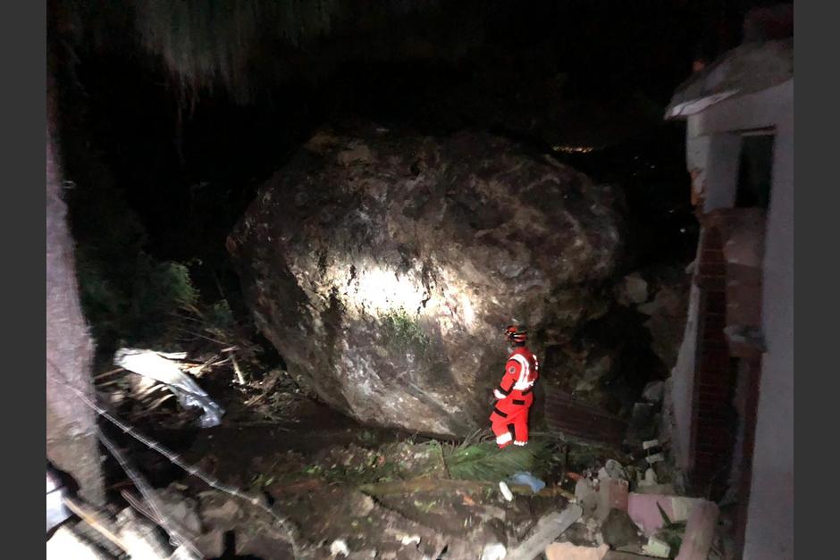 Vista de la enorme roca que cayó y destruyó al menos ocho viviendas en San Marcos La Laguna, Sololá. (Foto: Bomberos Voluntarios)&nbsp;