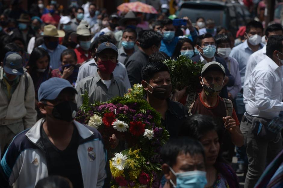 Decenas de personas participaron en la despedida de las víctimas de la tragedia de San Marcos La Laguna, Sololá. (Foto: Wilder López/Soy502)