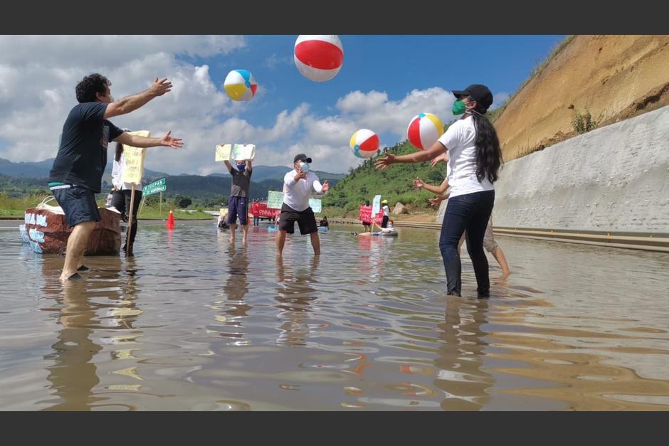 La protesta se efectuó en un tramo inundado del Libramiento de Chimaltenango. (Foto: Asociación Coincidir)