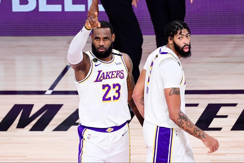 LeBron James y Anthony Davis lideraron a Los Lakers a la victoria, tras 10 años de sequía. (Foto: AFP)