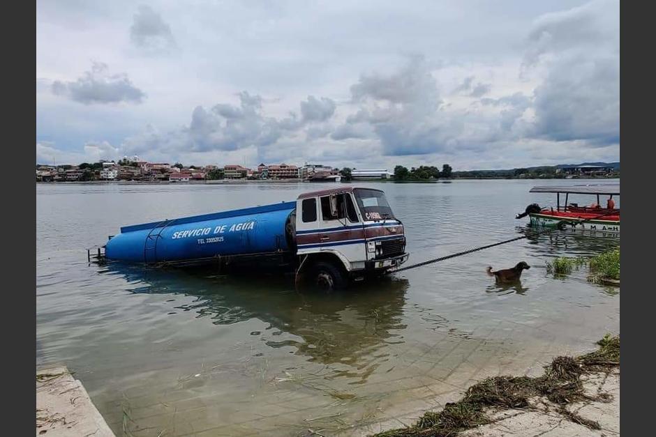 El camión ya fue retirado del lago. (Foto: Ministerio Público)
