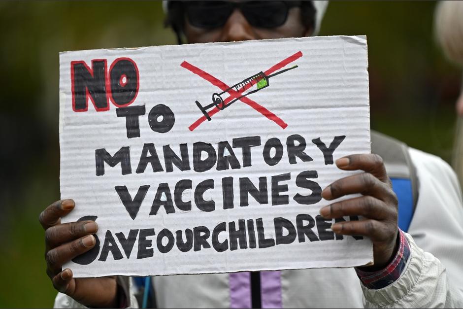 La desinformación provoca que las personas consideren la vacunación contra el Covid-19 como un mecanismo de control mundial. (Foto: AFP)