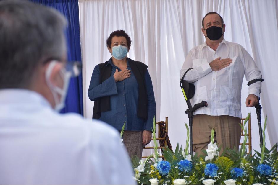 El presidente Alejandro Giammattei y la ministra de Salud, Amelia Flores, acudieron a la entrega del inmueble donde funcionará un Centro de Salud en Retalhuleu. (Foto: MSPAS)