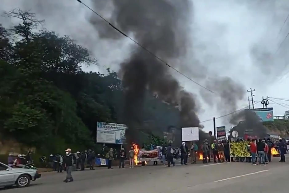 Un grupo de militares retirados quema llantas para impedir el tránsito de vehículos en la ruta Interamericana. (Foto: Twitter)