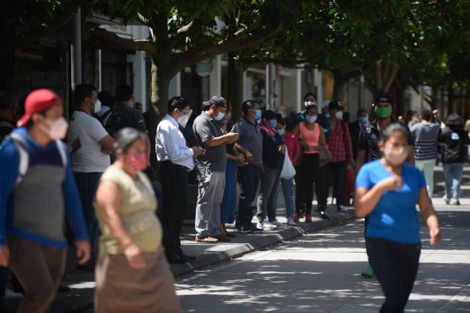 Decenas de personas se movilizan por la 6a. avenida de la zona 1 capitalina. (Foto: Wilder López/Soy502)