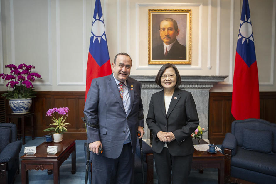 El presidente Alejandro Giammattei junto a su homóloga de Taiwán, Tsai Ing-wen, en una visita de octubre de 2019. (Foto: Archivo/Soy502)