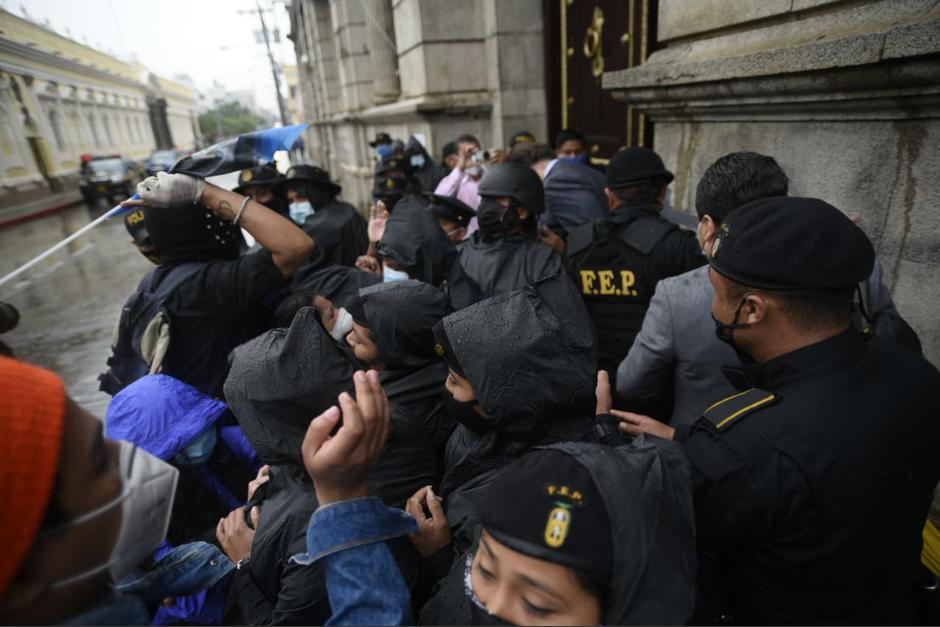 La PNC intervino durante la manifestación para que los diputados pudiera ingresar al Congreso. (Foto: Wilder López/Soy502)