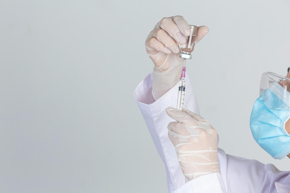 Los laboratorios empiezan a probar la efectividad de la vacuna en seres humanos, uno de los últimos pasos para garantizar e uso de la misma. (Foto: Freepik)