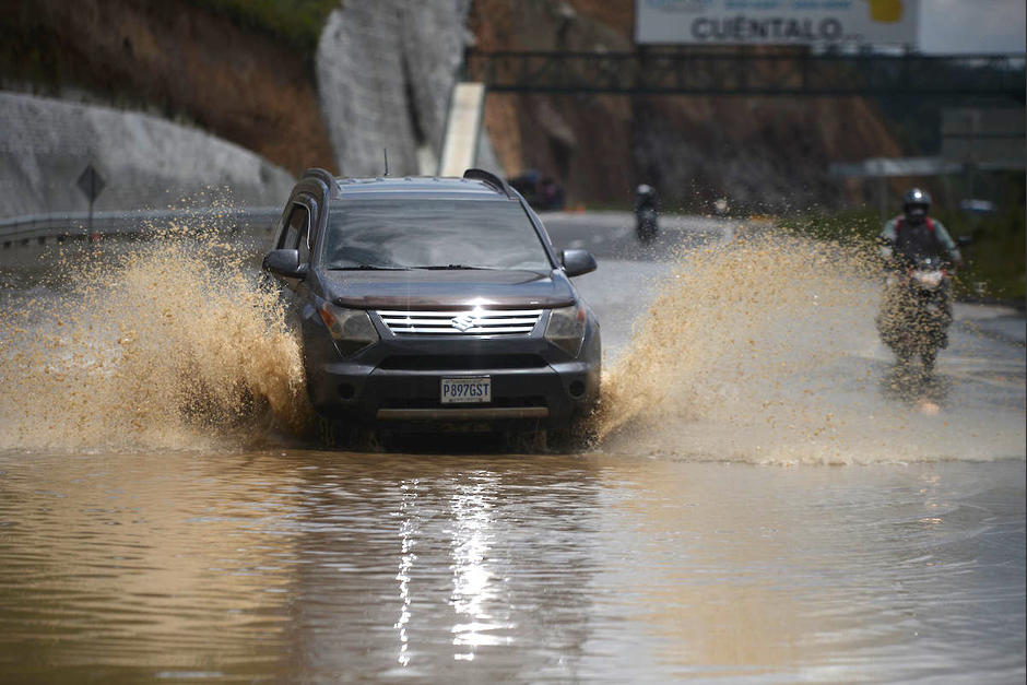 Una nueva inundación se registra en el kilómetro 58 del Libramiento de Chimaltenango. (Foto: Wilder López/Soy502)
